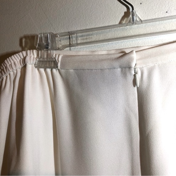 Ellen Tracy Skirt with back split and zipper In Cream, size 24 - Picture 6 of 8
